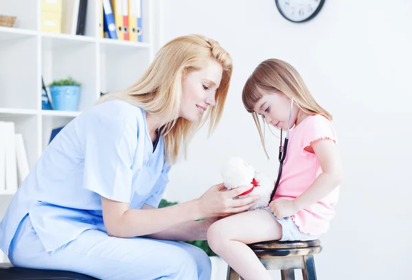 Schattig klein meisje bij spreekkamer — Stockfoto