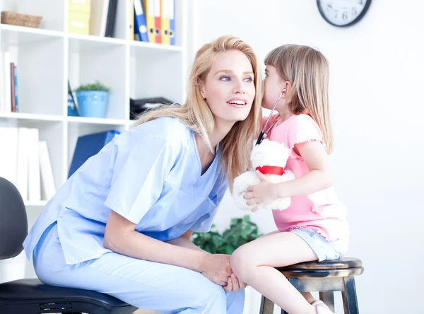 Schattig klein meisje bij spreekkamer — Stockfoto