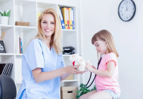 Cute little girl at doctor's office — Stock Photo, Image