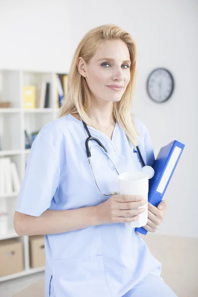 Jovem médica e praticante trabalhando na mesa — Fotografia de Stock