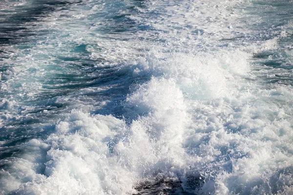 Trilha na superfície da água atrás do barco a motor em movimento rápido. Acorde atrás do navio — Fotografia de Stock