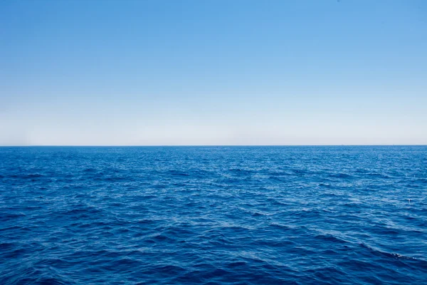 Pozadí šumivé mořské vody na jasného slunečného dne. Moře a nebe — Stock fotografie