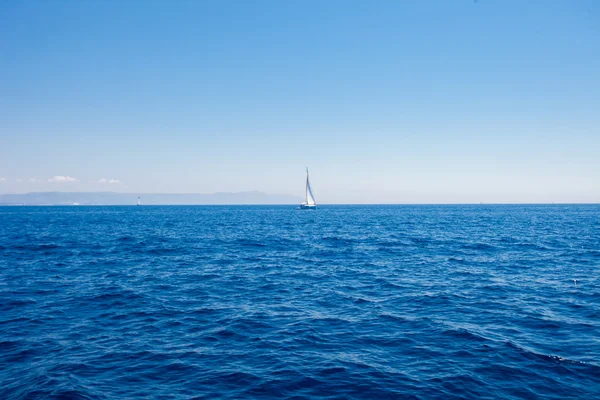 Bakgrund av gnistrande havet bevattnar på en solig dag. Havet och himlen — Stockfoto