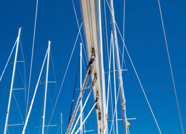 Marina tekne direkleri mavi gökyüzü üzerinde