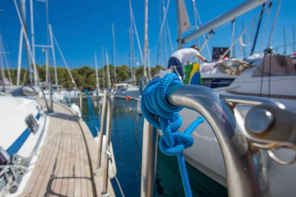 Marina mástiles de barco en el cielo azul — Foto de Stock