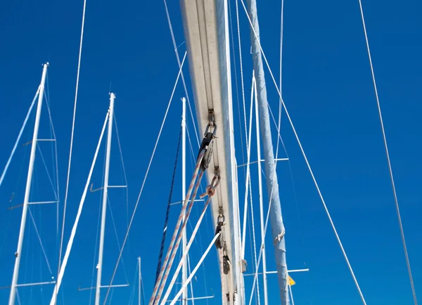 Marina hajó árbocok a kék ég — Stock Fotó