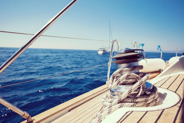 Spirale aus Seil, das zu einem Knoten an einem Poller gebunden ist. Aufgewickeltes Seil an Deck der Boote — Stockfoto