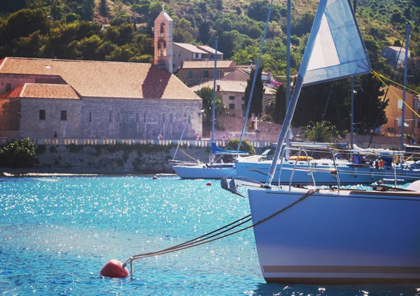 Velero anclado en una bahía en el mar Adriático, Croacia — Foto de Stock