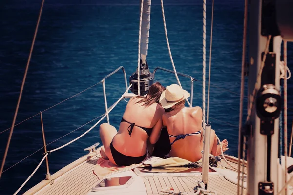 Par de namoradas no veleiro — Fotografia de Stock