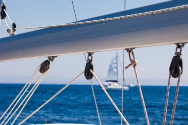 Paslanmaz çelik tekne tırabzanı üzerinde denizci düğümü detayı 