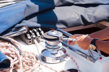 Mürettebat üyesi ip çekerek yelken