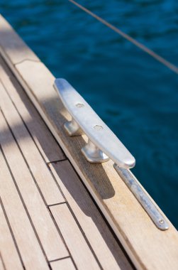 Paslanmaz çelik tekne tırabzanı üzerinde denizci düğümü detayı 