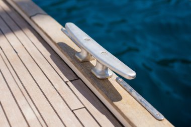 Paslanmaz çelik tekne tırabzanı üzerinde denizci düğümü detayı 