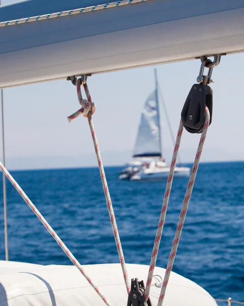 Détail noeud marin sur rambarde de bateau en acier inoxydable — Photo