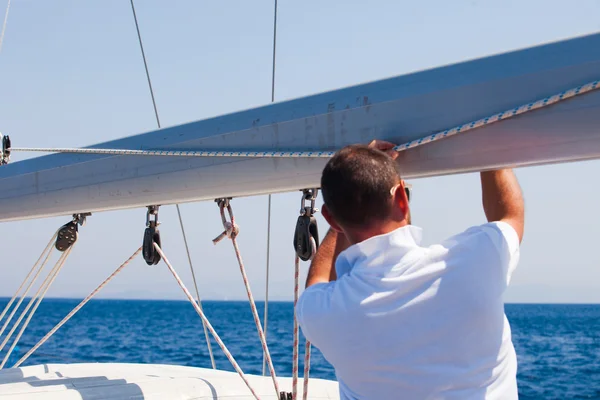 Homme Sécuriser la voile — Photo