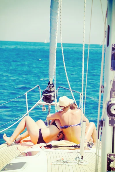 Par de namoradas no veleiro — Fotografia de Stock