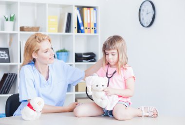 Doktorun ofisinde, sevimli küçük kız