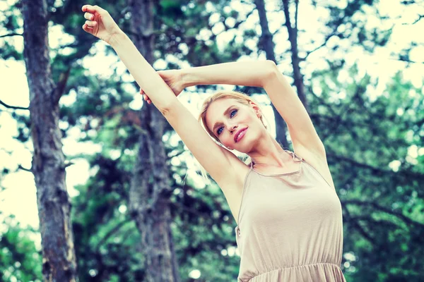 Loira bonita passar tempo na floresta — Fotografia de Stock