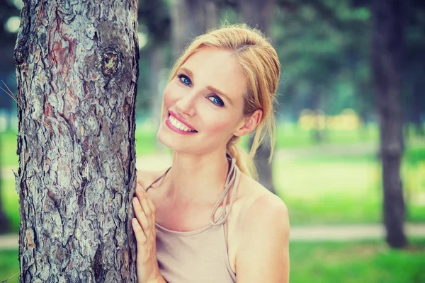 Schöne Blondine verbringt Zeit im Wald — Stockfoto