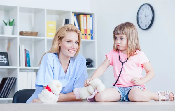 Cute little girl at doctor's office — Stock Photo, Image