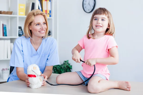 Meisje bij spreekkamer — Stockfoto