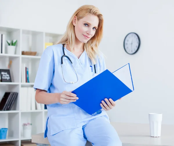 Young female doctor working — Stock Photo, Image