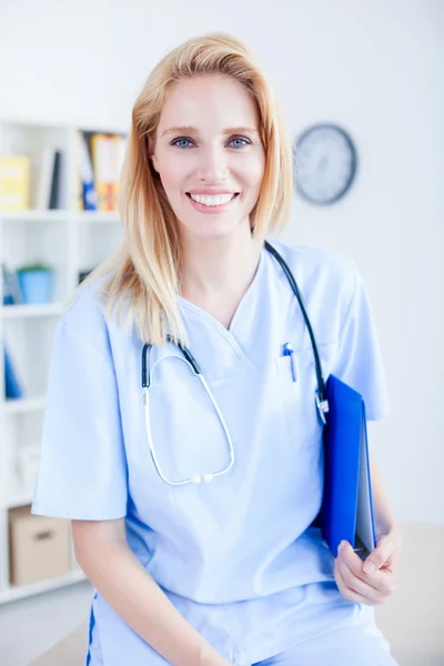 Female doctor working at desk — Stock Photo, Image