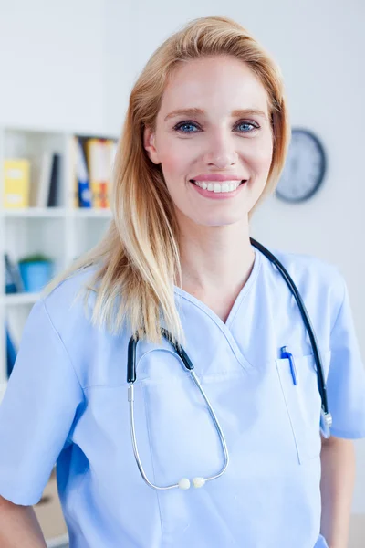 Jovem médica trabalhando — Fotografia de Stock