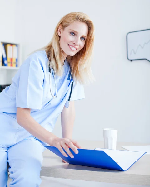 Female doctor working at desk — Stock Photo, Image