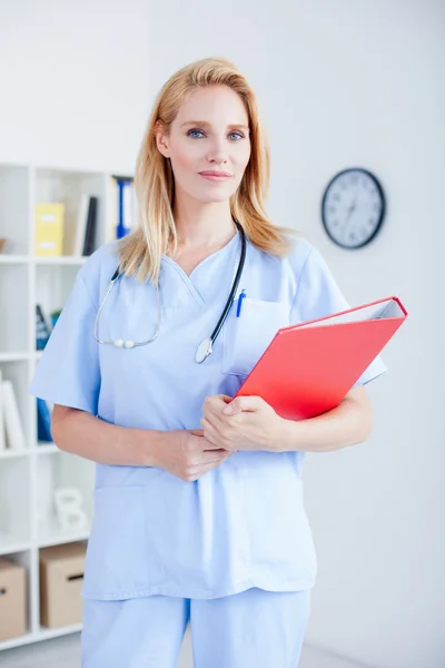 Médico femenino trabajando — Foto de Stock