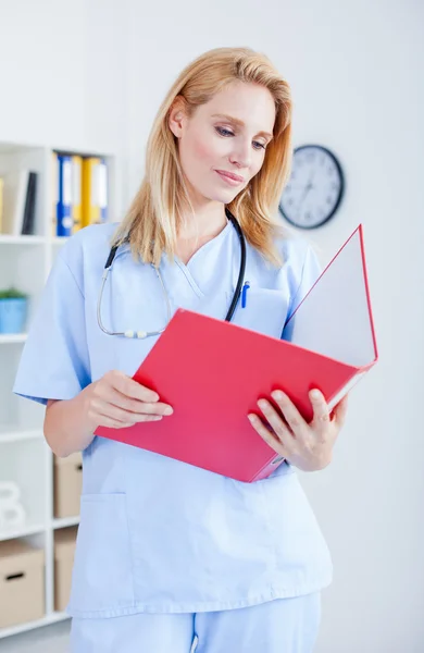 Médico femenino trabajando — Foto de Stock