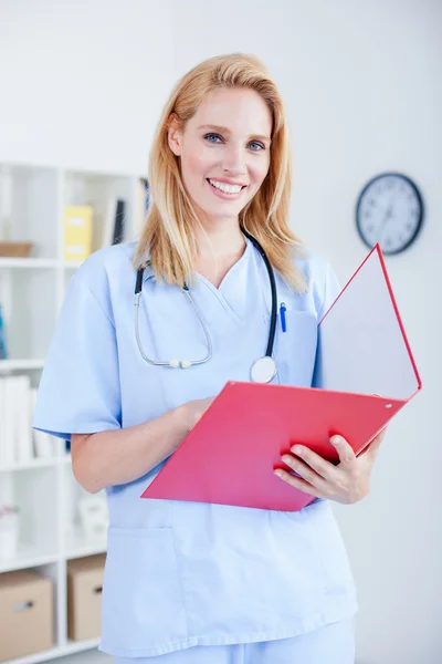 Female doctor working at desk — Stock Photo, Image