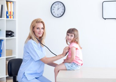 Doktorun ofisinde küçük kız