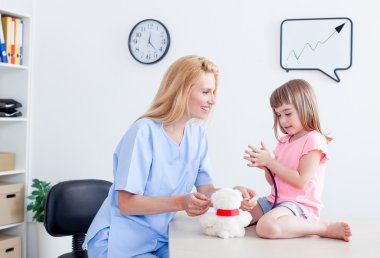 Doktorun ofisinde küçük kız