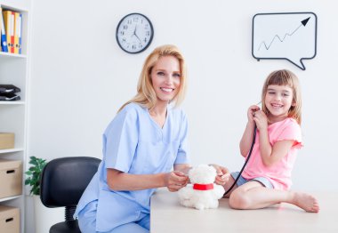 Doktorun ofisinde küçük kız