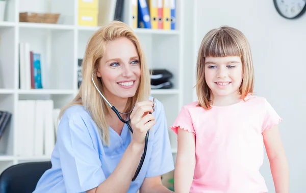 Meisje bij spreekkamer — Stockfoto