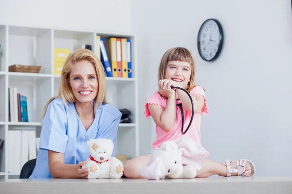 Kleines Mädchen in Arztpraxis — Stockfoto