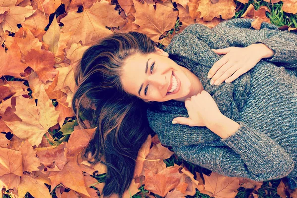 Mulher sorridente relaxante na natureza — Fotografia de Stock