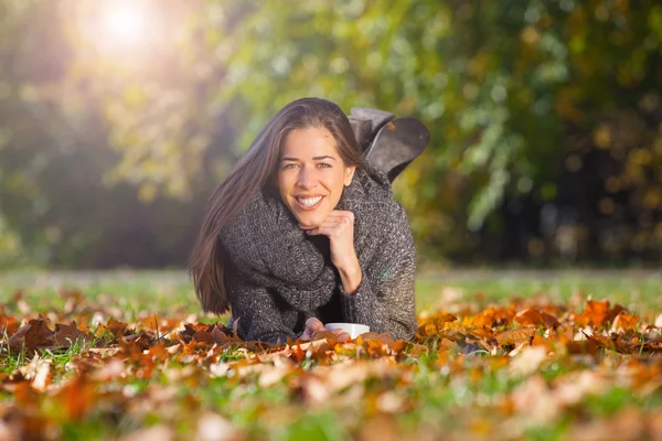 Mulher sorridente relaxante na natureza — Fotografia de Stock