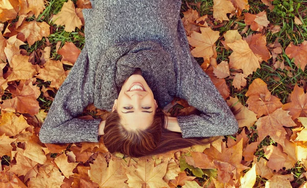 Mulher sorridente relaxante na natureza — Fotografia de Stock