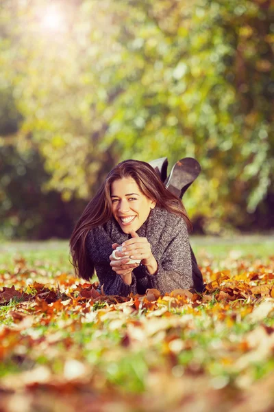 Mulher sorridente relaxante na natureza — Fotografia de Stock