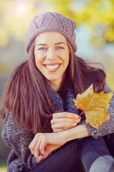 Femme souriante relaxant dans la nature — Photo