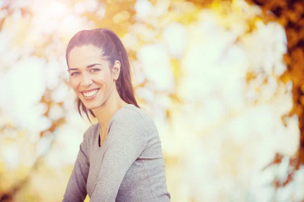 Girl doing exercise in the park — Stock Photo, Image