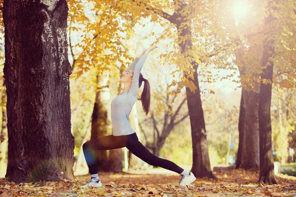 Mädchen beim Turnen im Park — Stockfoto