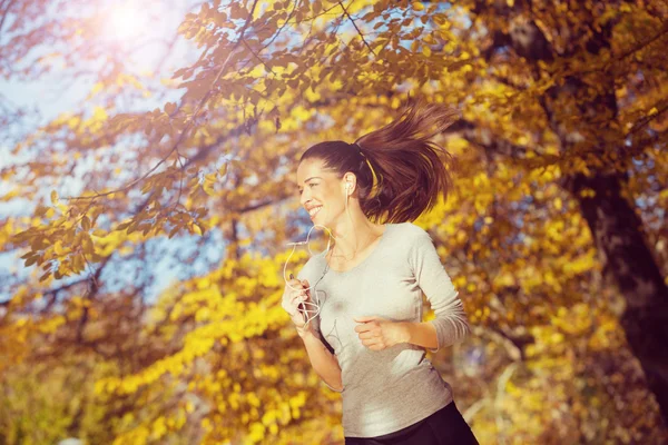 Fata care face exerciții în parc — Fotografie, imagine de stoc