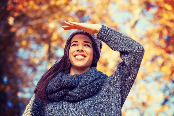 Smiling woman relaxing in nature — Stock Photo, Image