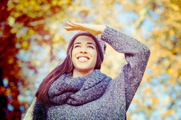 Mulher sorridente relaxante na natureza — Fotografia de Stock