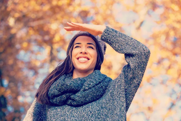 Mulher sorridente relaxante na natureza — Fotografia de Stock