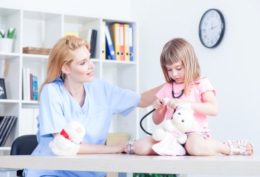 Doktorun ofisinde, sevimli küçük kız