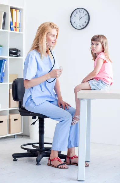 Милая маленькая девочка в кабинете врача. — стоковое фото